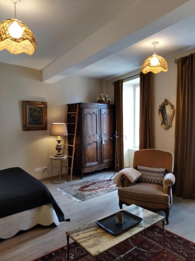 Le Logis De Saint Cyr Aparthotel อิสซูเดิง ภายนอก รูปภาพ