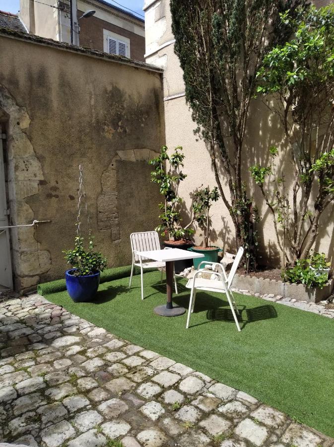 Le Logis De Saint Cyr Aparthotel อิสซูเดิง ภายนอก รูปภาพ