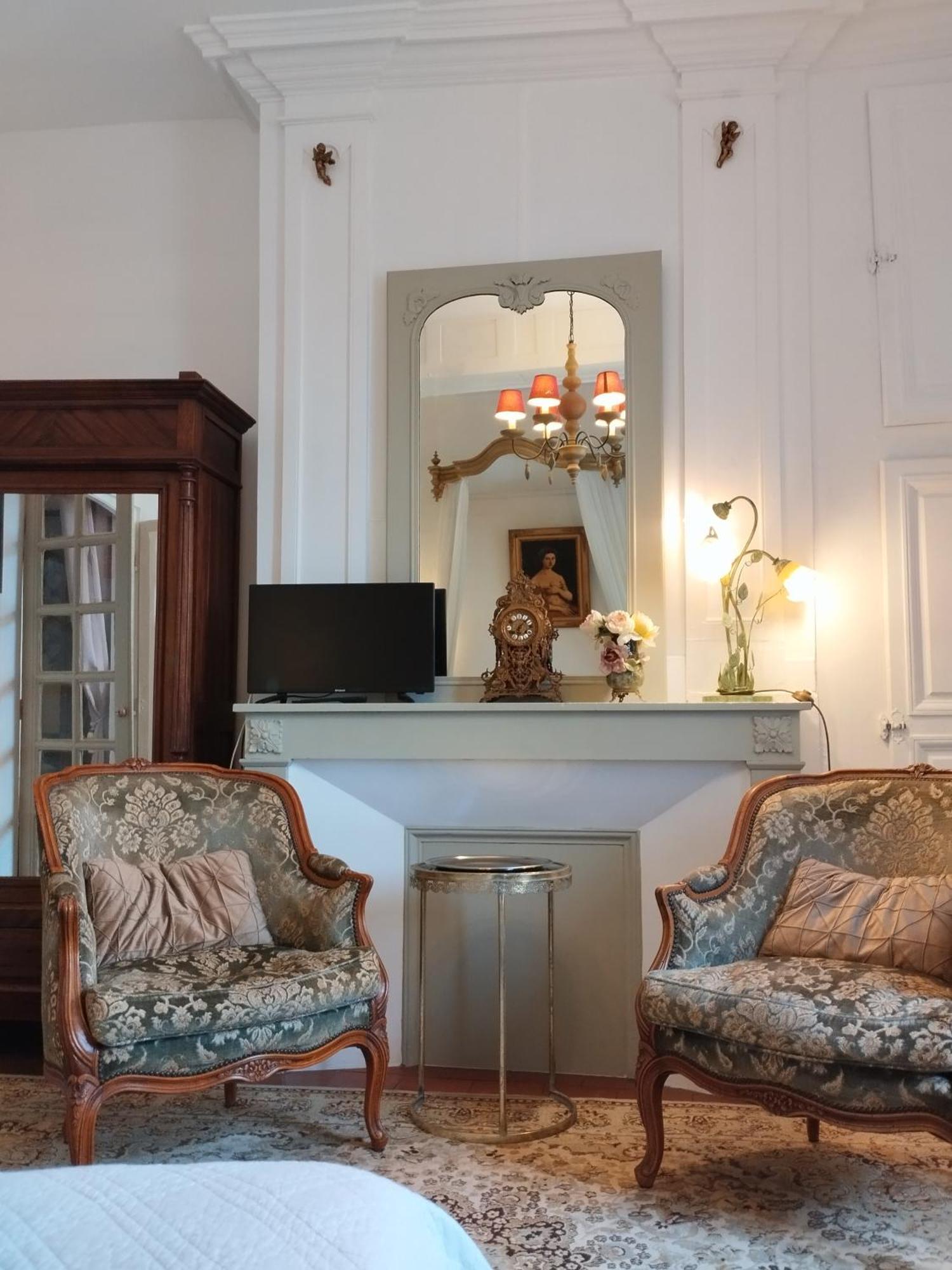 Le Logis De Saint Cyr Aparthotel อิสซูเดิง ภายนอก รูปภาพ