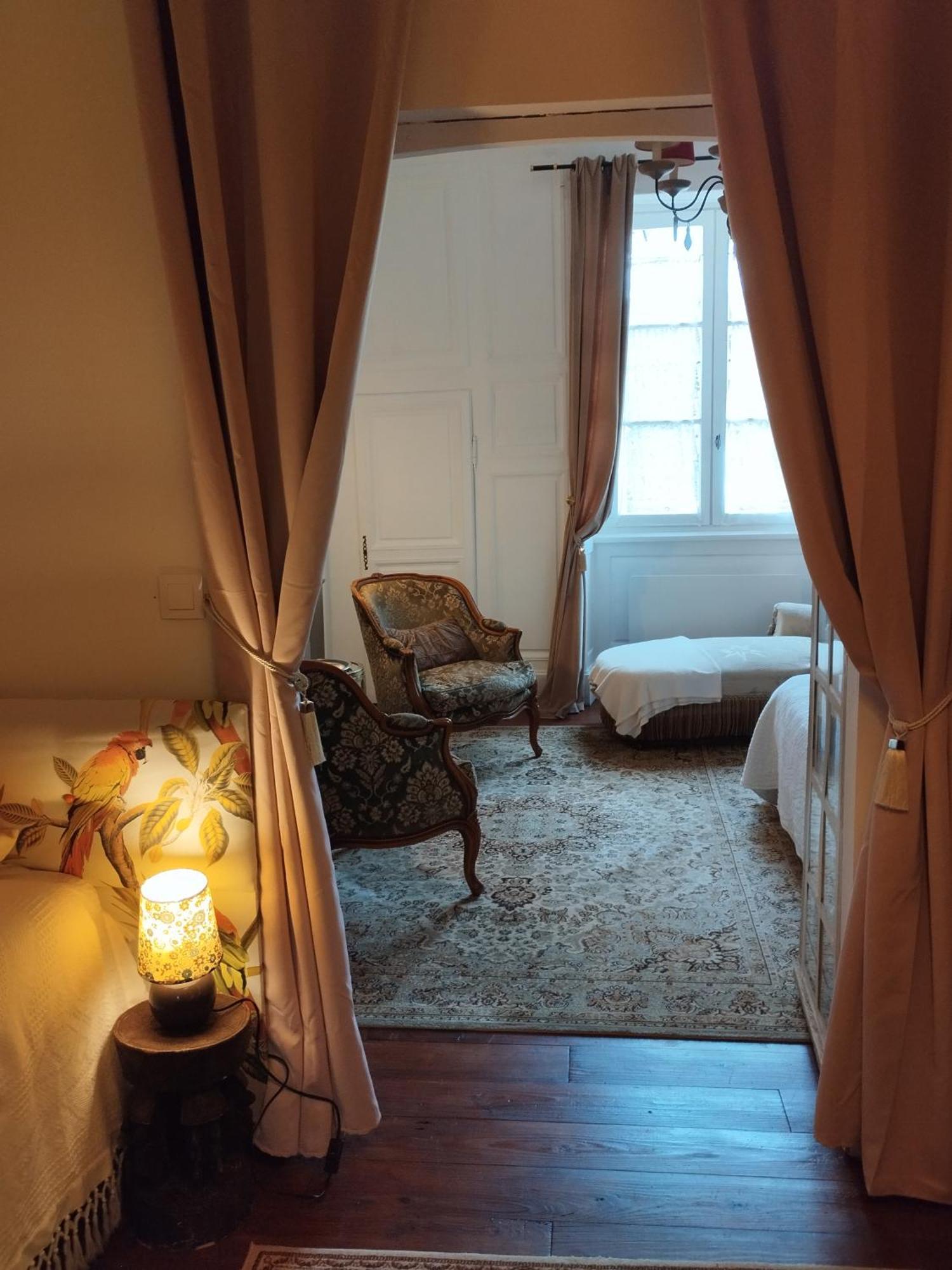 Le Logis De Saint Cyr Aparthotel อิสซูเดิง ภายนอก รูปภาพ